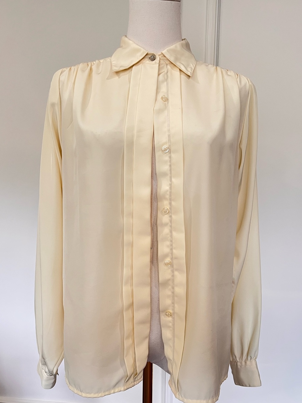 Vintage 80s Cream Satin Pintuck Blouse Old Money Dark Academia Secretary Sz S